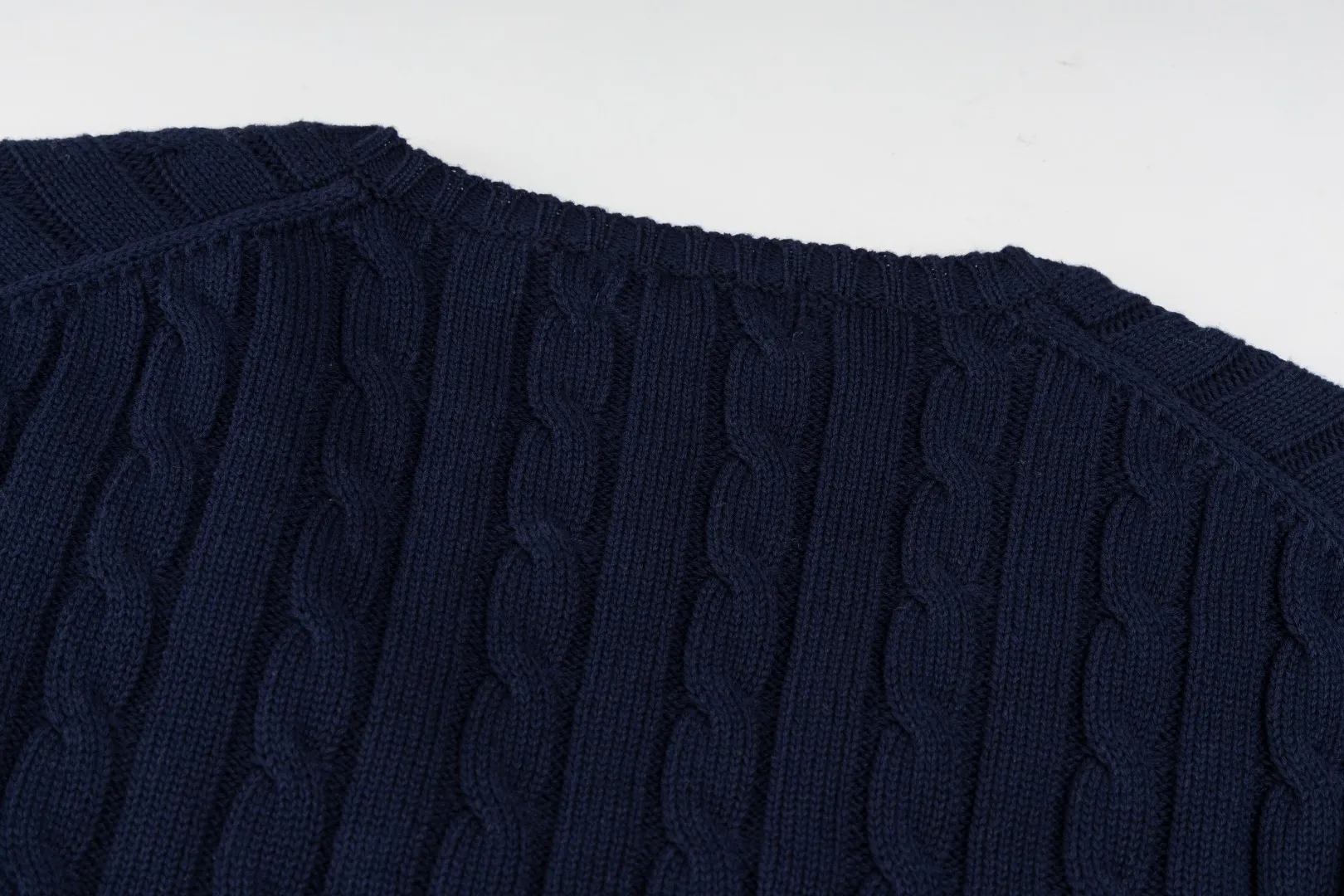 P210 #R90 RALPH LAUREN Thirteen colors of Ralph Lauren classic small label embroidery V-neck pullover cable cardigan sweater women's top, high-density LOGO embroidery on the chest, original customization of tag accessories. Made of pure cotton yarn, pure cotton is skin-friendly and comfortable, small label war horse embroidered twist button V-neck sweater🐎High quality, follow the blogger to learn how to wear it! Let’s buy a Ralph Lauren cable sweater. It’s a super hard-to-find series after it became popular. It’s hard to find one on the official website. It’s simple and practical to wear, with a lazy and loose feel. The thickened fabric has more texture, feels soft and delicate, and has a loose fit. Whether worn alone or layered, you can wear different styles of fashion with just one piece!   Size： Sleeve length: 60/61/62/63